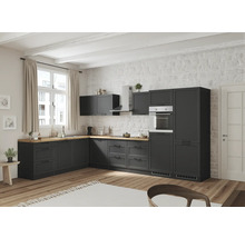 Moderne Küche mit grauen Schränken, hellem Holzboden und weißen Wänden.