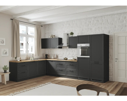 Moderne Küche mit grauen Schränken, hellem Holzboden und weißen Wänden.