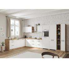 Helle Küche mit weißen Schränken und Holzarbeitsplatten für ein modernes Küchendesign.