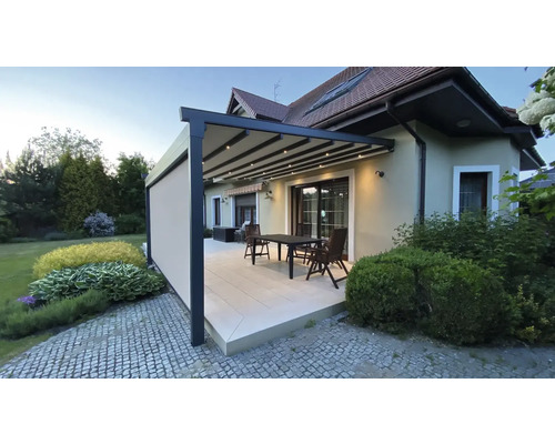 Terrasse mit Pergola, Möbeln und Garten