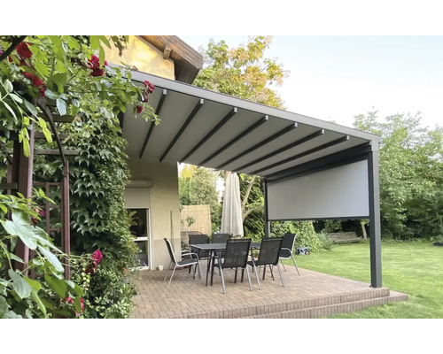 Terrasse mit Pergola, Tisch und Stühlen im Garten