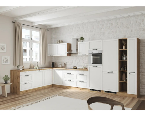 Helle Küche mit weißen Schränken und Holzdetails, ausgestattet mit modernen Geräten.