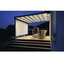 Terrasse mit Pergola, Beleuchtung und Sitzmöbeln am Abend