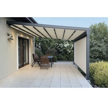 Terrassenüberdachung mit Stoffdach, LED-Beleuchtung und Seitenwand neben Sitzgruppe auf Terrasse