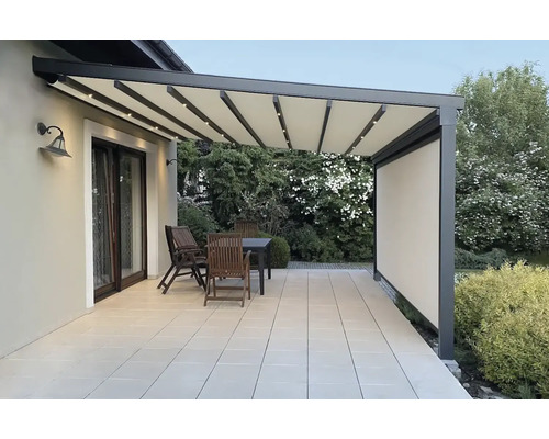 Terrassenüberdachung mit Stoffdach, LED-Beleuchtung und Seitenwand neben Sitzgruppe auf Terrasse