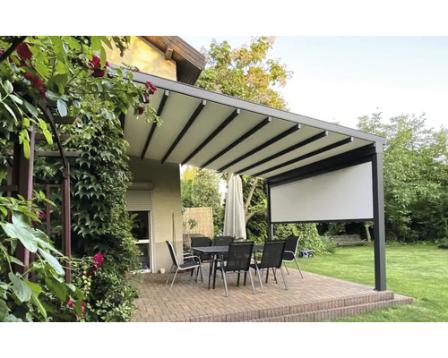 Terrassenüberdachung mit Sitzgruppe im Garten.