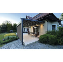 Terrassenüberdachung mit Beleuchtung und Möbeln auf einer Terrasse neben einem Haus