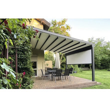 Terrasse mit Pergola, Tisch und Stühlen im Garten