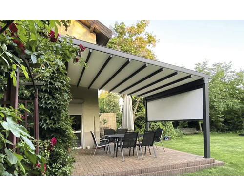 Terrasse mit Pergola, Tisch und Stühlen im Garten