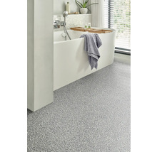 Modernes Badezimmer mit Badewanne, Handtuch und strukturiertem Bodenbelag