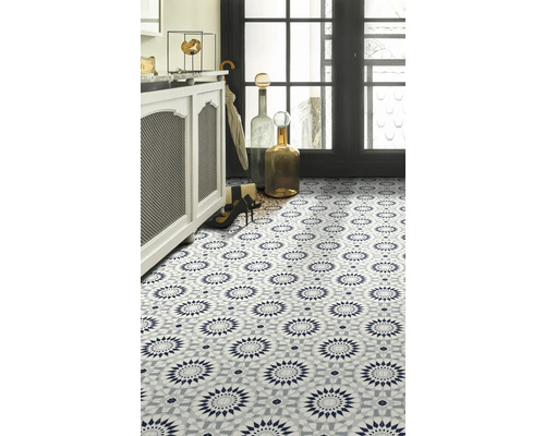 Dekorative Bodenfliesen mit geometrischem Muster in einem Badezimmer.