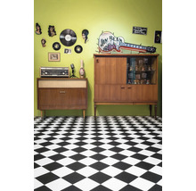 Retro gestalteter Raum mit Möbeln, Dekorationen und Schachbrettboden