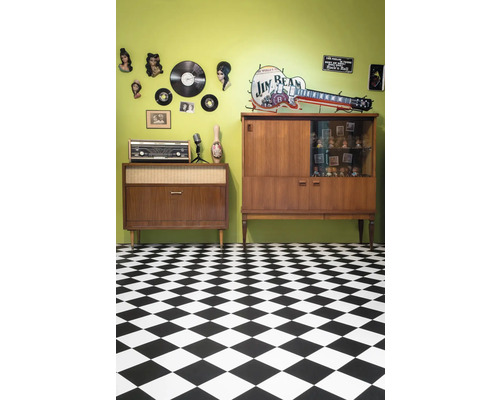 Retro gestalteter Raum mit Möbeln, Dekorationen und Schachbrettboden