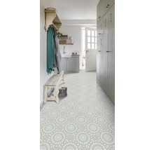 Eingangsbereich mit gemustertem Bodenbelag, Garderobe und Sitzbank