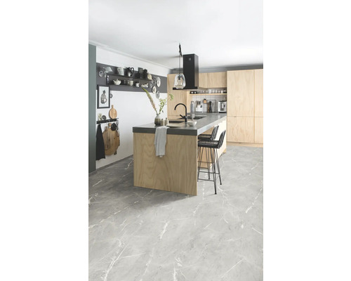 Helle Küche mit Kücheninsel, Barhockern und grauem Marmorboden