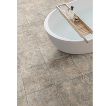 Badezimmer mit quadratischen Fliesen und Badewanne