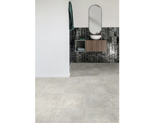 Modernes Badezimmer mit grauen Bodenfliesen, Waschtisch und Spiegel