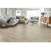 Helles Wohnzimmer mit Fischgrätparkett, Sofa und Holzmöbeln