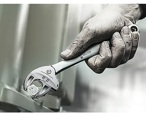 Ein Handwerker benutzt einen verstellbaren Schraubenschlüssel von Wera, um eine Schraube anzuziehen.