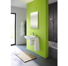 Badezimmer mit Waschbecken, Spiegel und Badewanne