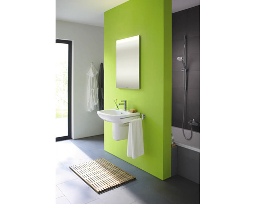 Badezimmer mit Waschbecken, Spiegel und Badewanne