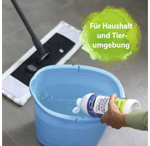 Szene mit Eimer, Mopp und Bactador Geruchs- und Fleckenentferner für Haushalt und Tierumgebung