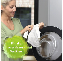 Frau hält Wäsche vor einer Waschmaschine. Geeignet für alle waschbaren Textilien.