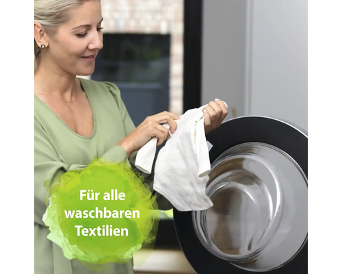 Frau hält Wäsche vor einer Waschmaschine. Geeignet für alle waschbaren Textilien.