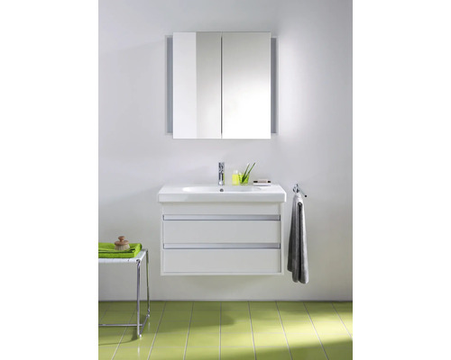 Badezimmer mit Waschbeckenunterschrank, Spiegelschrank und Ablage