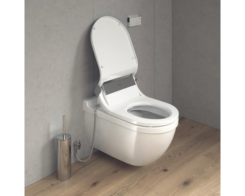 Wand-Dusch-WC mit offener Toilettenbrille und Toilettenbürste im Badezimmer