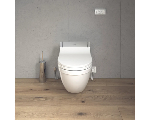 Weißes Dusch-WC mit Toilettenbürste im Badezimmer