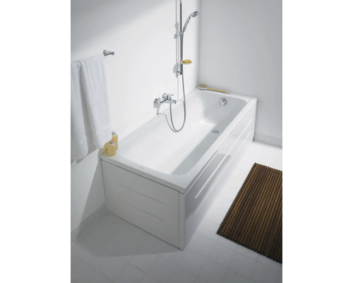 Helles Badezimmer mit Badewanne, Handbrause und Badematte