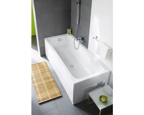 Weiße Badewanne mit Duschkopf und Armatur im Badezimmer.