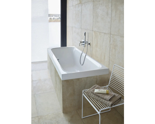 Helles Badezimmer mit eingebauter Badewanne, Armatur und Handbrause