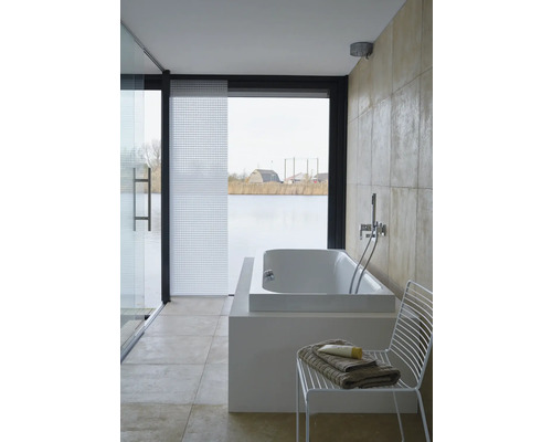 Badezimmer mit Badewanne, Duschabtrennung und Fenster mit Seeblick