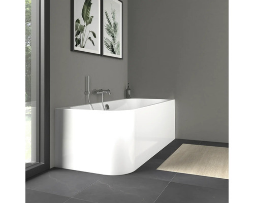 Modernes Badezimmer mit freistehender Badewanne, Armatur und Dekoration