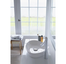 Modernes Badezimmer mit Aufsatzwaschbecken und Armatur vor einem Fenster.