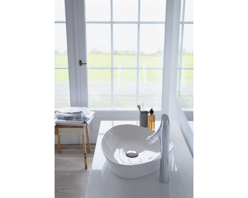 Modernes Badezimmer mit Aufsatzwaschbecken und Armatur vor einem Fenster.