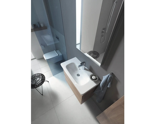 Badezimmer mit Waschbecken, Toilette und Dusche