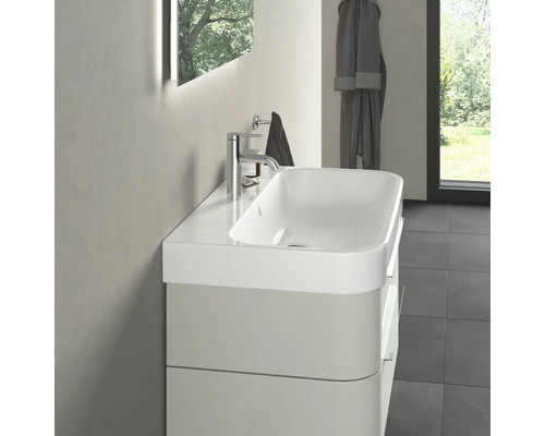 Badezimmerwaschtisch mit weißem Aufsatzwaschbecken und Armatur