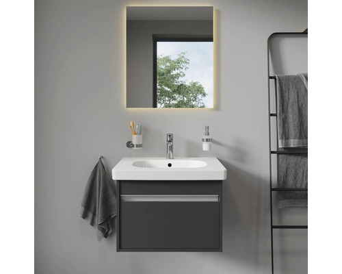 Badezimmer mit Waschbeckenunterschrank, Spiegel mit Beleuchtung und Handtuchhalter