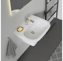 Waschbecken mit Armatur, Seife und Handtuch