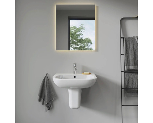 Modernes Badezimmer mit Waschbecken, beleuchtetem Spiegel und Handtuchwärmer