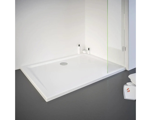 Rechteckige, ebenerdige Duschtasse im Badezimmer mit Duschabtrennung.