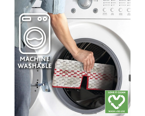 Eine Person legt einen waschbaren Mopp in eine Waschmaschine.