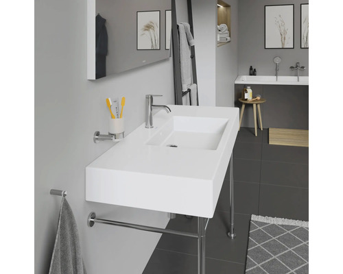 Modernes Badezimmer mit weißem Waschtisch, Handtuchhalter und Spiegel