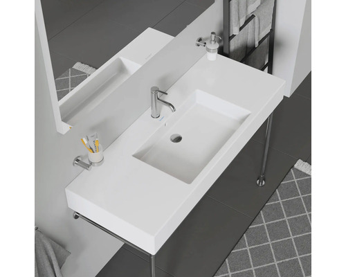 Badezimmerwaschtisch mit Armatur, Seifenspender, Spiegel und Handtuchhalter im modernen Design