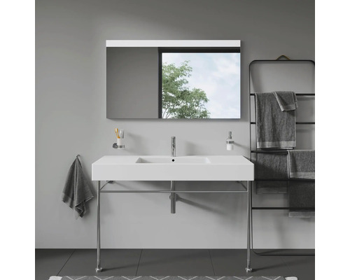 Modernes Badezimmer mit Waschtisch, Spiegel und Handtuchhalter