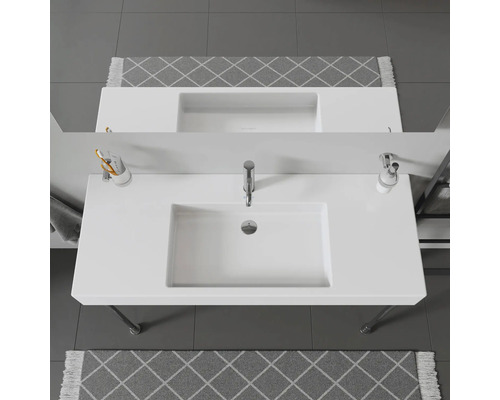 Aufsicht auf ein Badezimmer mit weißem Waschtisch und grauem Teppich