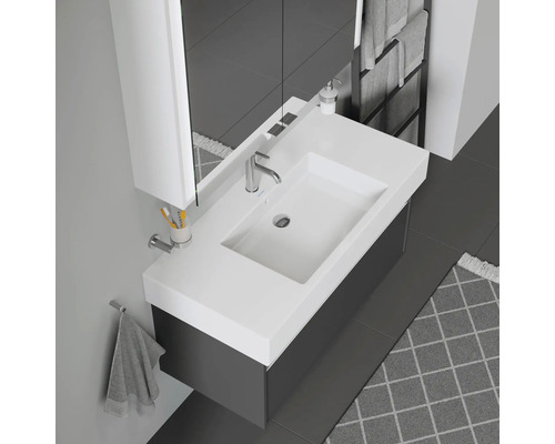 Modernes Badezimmer mit Waschbecken, Unterschrank, Spiegelschrank und Handtuchhalter